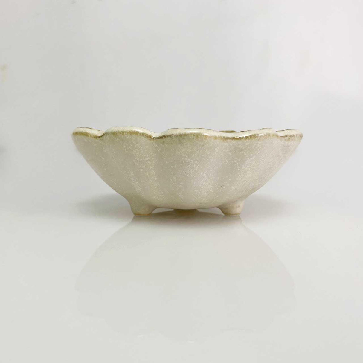 日本製 六魯 白色粉引輪花碗 12CM|白色碗 陶瓷餐盤 造型碗 - 富士通販