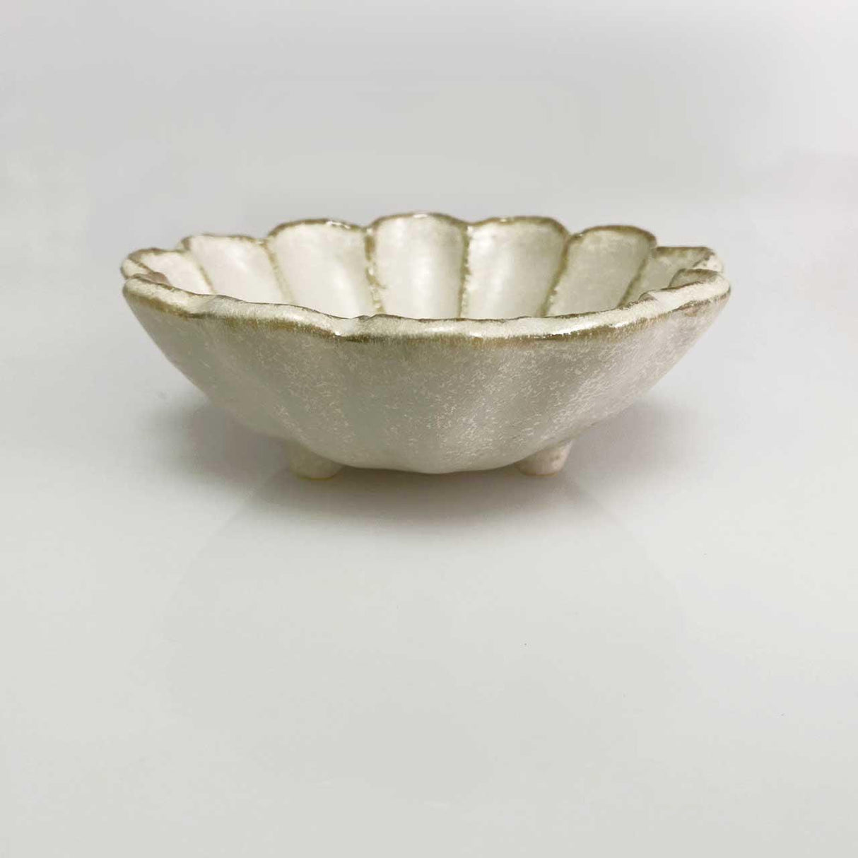 日本製 六魯 白色粉引輪花碗 12CM|白色碗 陶瓷餐盤 造型碗 - 富士通販