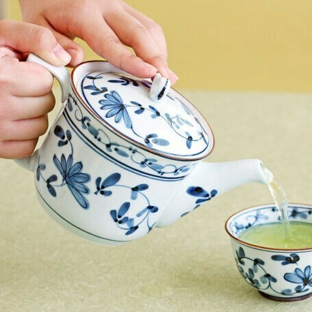 日本製 波佐見燒 陶瓷手繪唐草茶壺 500cc | 輕量茶壺 泡茶壺 唐草紋茶壺 日式茶壺 手繪菊花茶壺