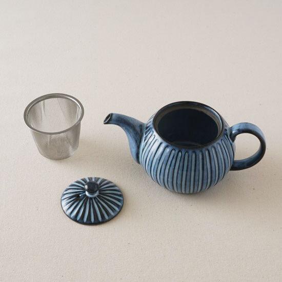 日本製 波佐見燒 青荻雕紋 圓款茶壺|500 cc - 富士通販