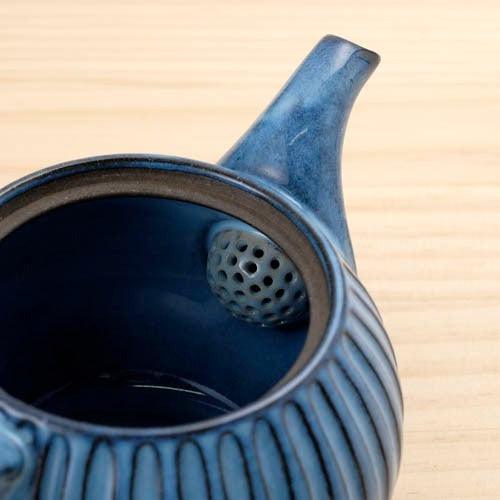 日本製 波佐見燒 青荻雕紋 圓款茶壺|500 cc - 富士通販