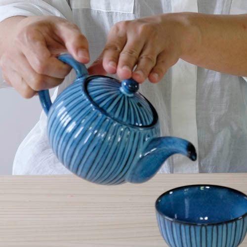 日本製 波佐見燒 青荻雕紋 圓款茶壺|500 cc - 富士通販