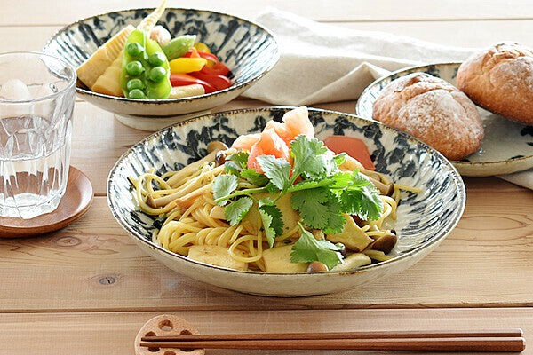 日本製 美濃燒 民芸錆十草深盤 | 沙拉盤 湯汁料理盤 彩釉雕紋 日式手作餐盤