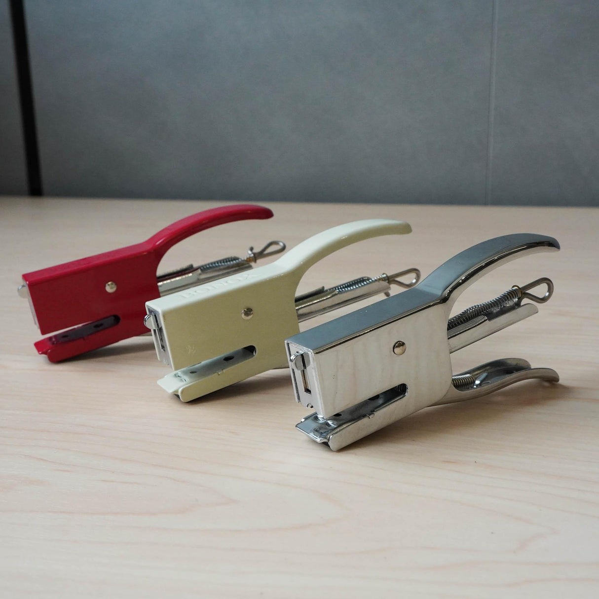 日本 DULTON BONOX 小狗造型 釘書機 三色|日本文具 辦公室用品 - 富士通販