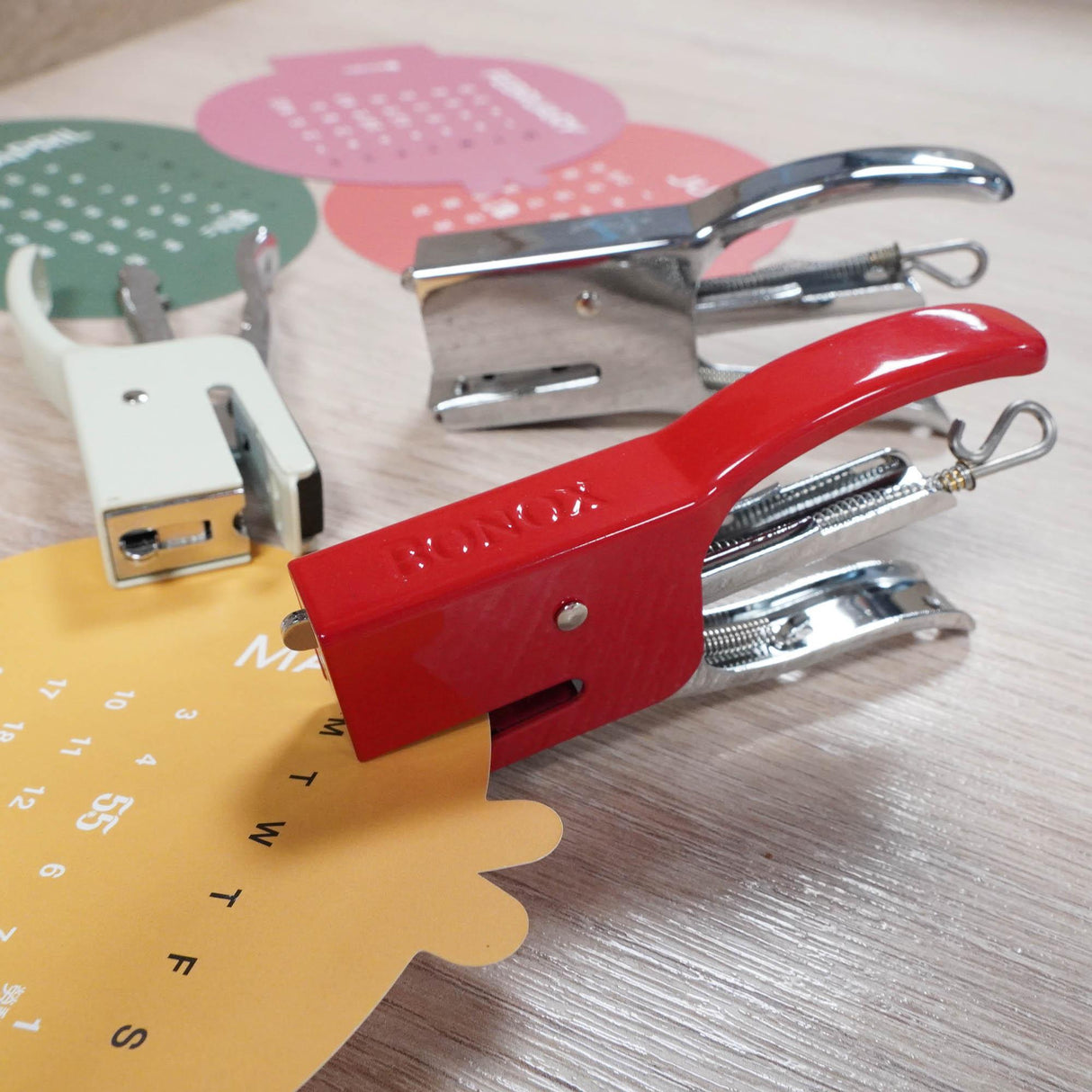 日本 DULTON BONOX 小狗造型 釘書機 三色|日本文具 辦公室用品 - 富士通販