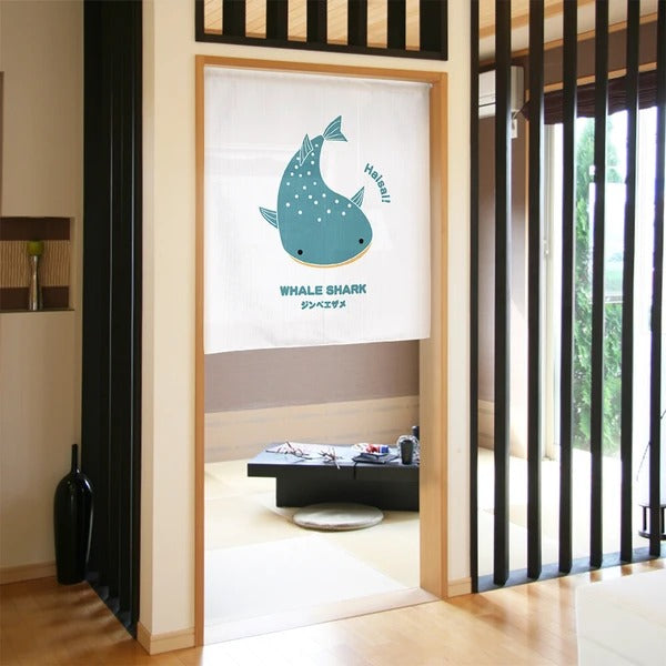 日本製 OKINAWA 沖繩鯨鯊短門簾 85×90cm 日式門簾|海洋風隔間簾・玄關裝飾