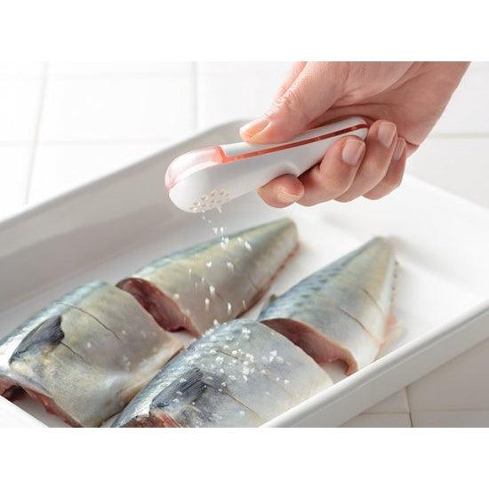 日本製LEYE灑鹽匙|不沾手控鹽、定量撒鹽勺 - 富士通販