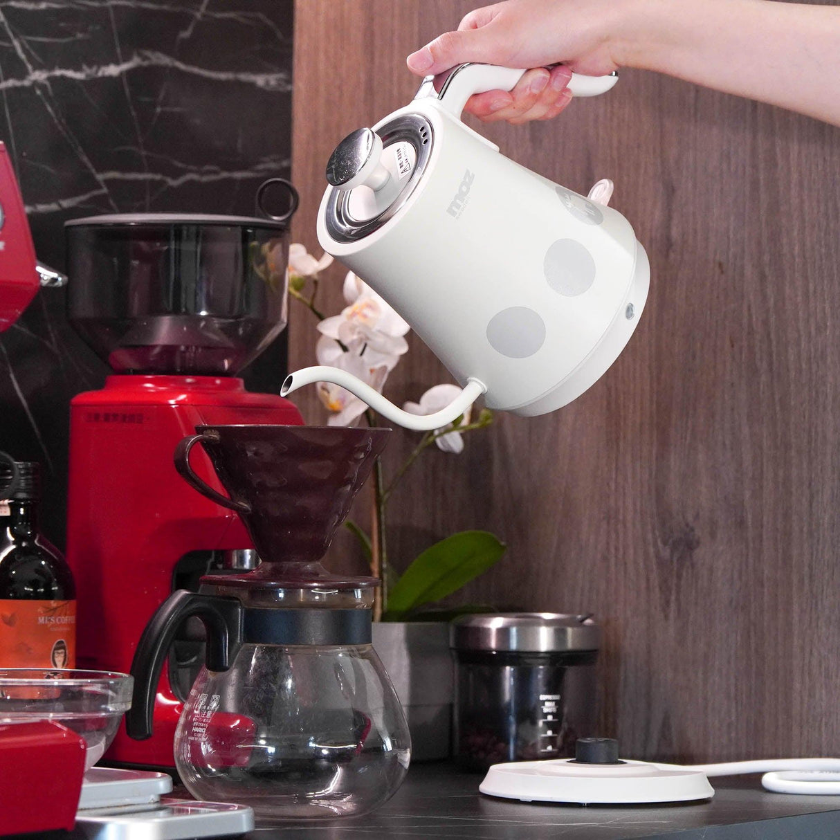 北歐 MOZ 電熱水壺 白色|電熱水壺 熱水壺 快煮壺 - 富士通販