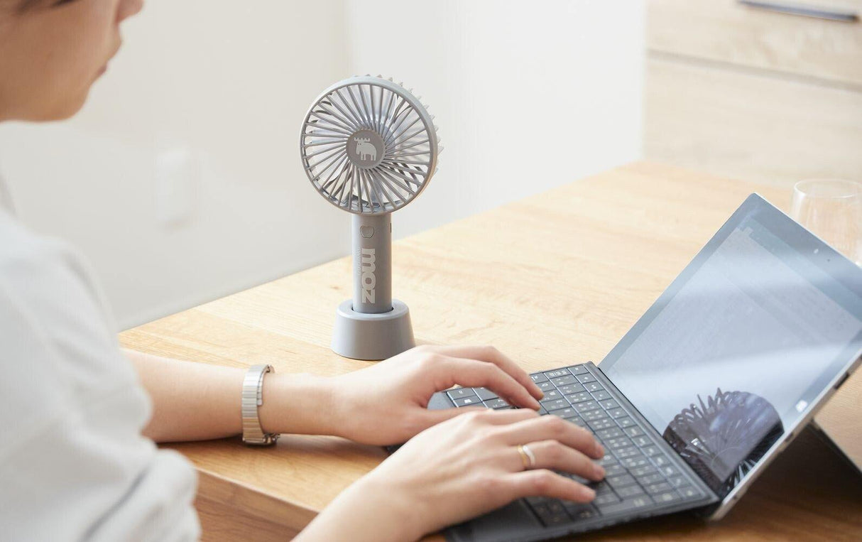 日本 MOZ麋鹿 手持充電式風扇|附掛繩|底座-四色可選 - 富士通販