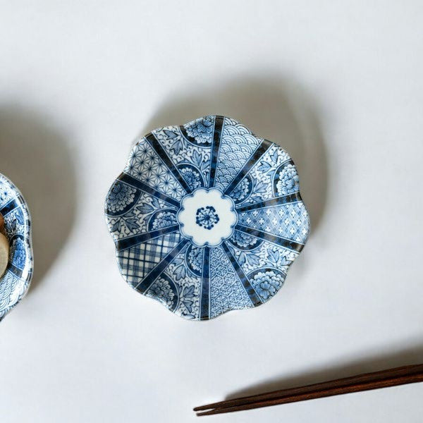 日本製 美濃燒 藍京花淺盤 16.5cm | 藍釉彩 花型盤 吉祥紋 小菜盤