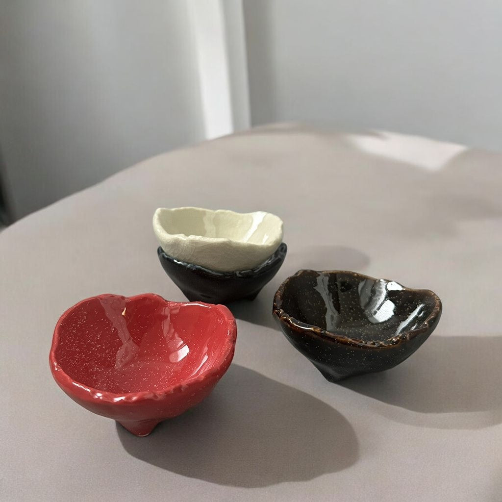 日本製 美濃燒 不規則三腳小碟 | 銀河系小碟 陶瓷醬料碟 小菜碟 裝飾盤 飾品盤