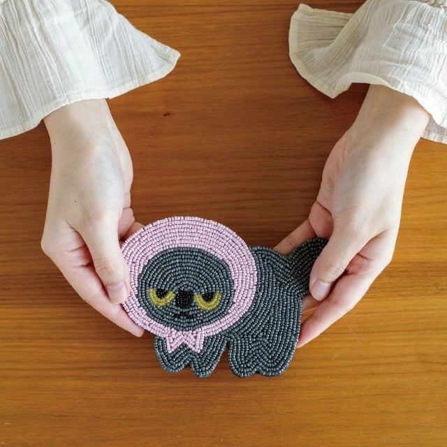 日本 BISQUE 憤怒的真知子 防水串珠杯墊 | 黑貓 吸水隔熱 吸水墊 馬克杯杯墊