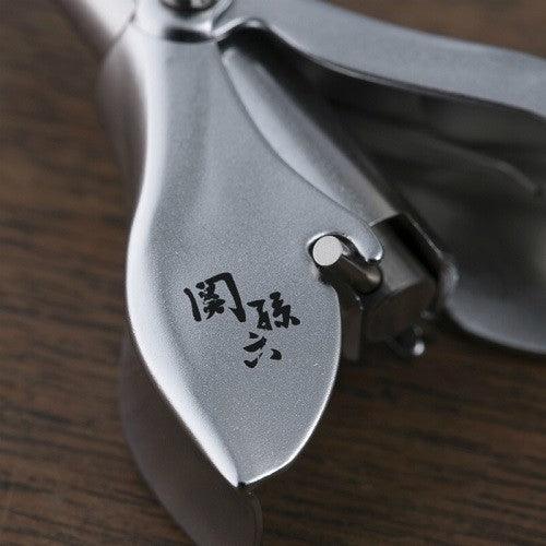 日本製 貝印 關孫六 手動旋轉鼻毛剪 HC-3513|附清潔刷 鼻毛修剪器