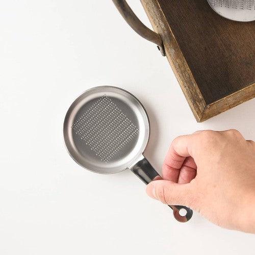 日本製造 大蒜生薑磨泥器 魚 烏賊 河豚 煎鍋造型|磨蒜泥 磨薑器 副食品磨泥器 - 富士通販