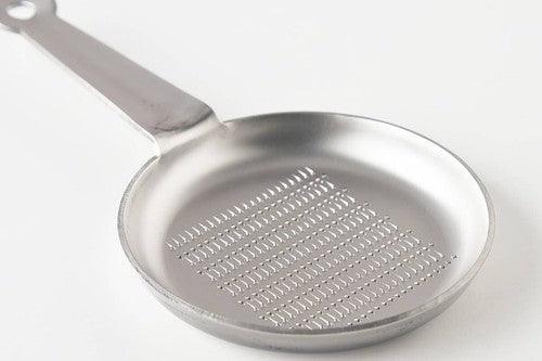 日本製造 大蒜生薑磨泥器 魚 烏賊 河豚 煎鍋造型|磨蒜泥 磨薑器 副食品磨泥器 - 富士通販