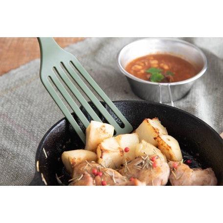 日本製 橄欖綠 耐熱尼龍煎匙 湯勺|鍋鏟 不沾鍋鏟 濾油鍋鏟 - 富士通販