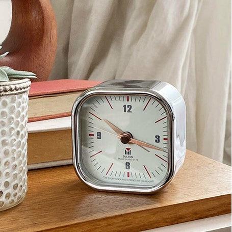 日本工業風方形銀色鬧鐘 附支架|小鬧鐘 方形鬧鐘 金屬鬧鐘 - 富士通販