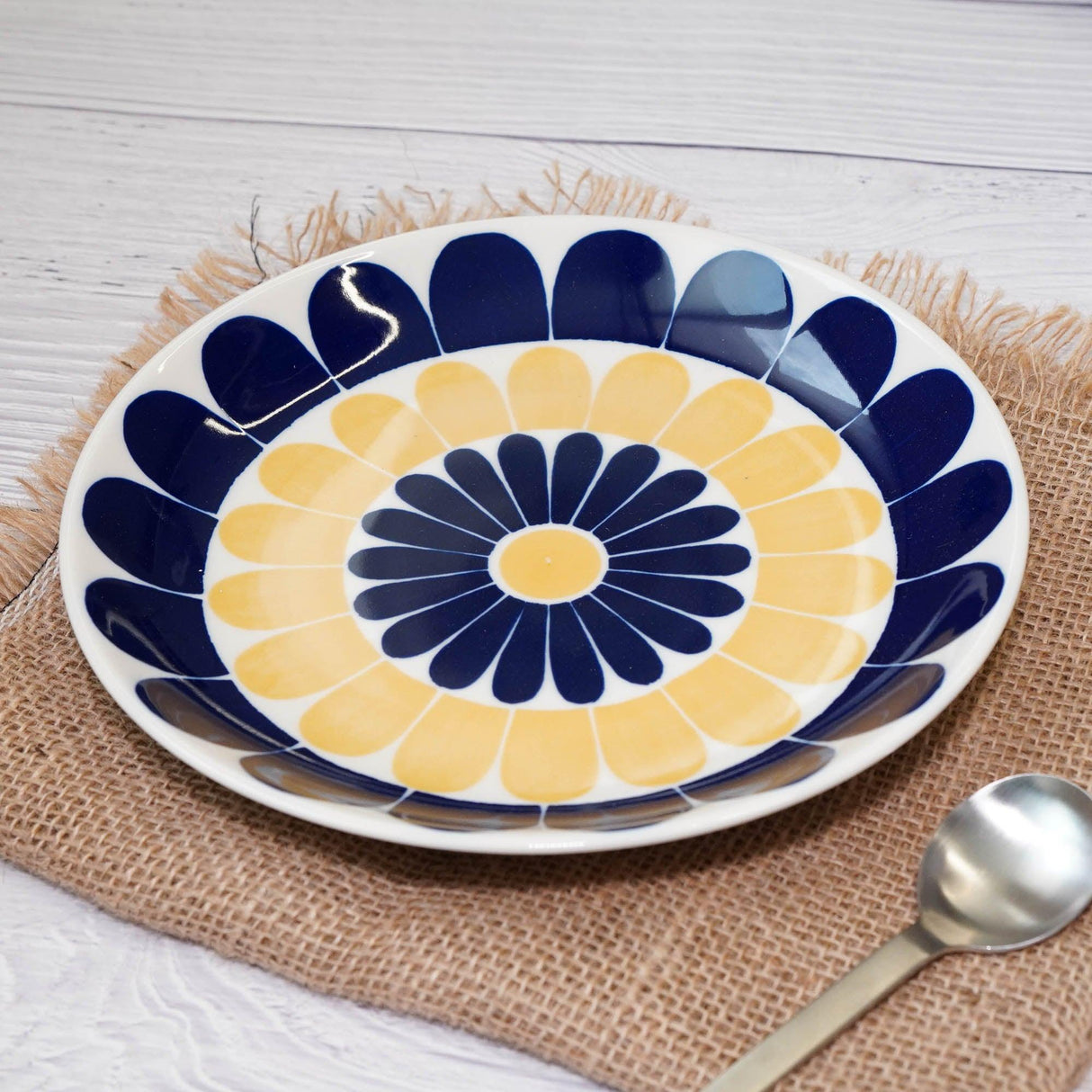 日本製 納維亞風情陶瓷盤子 大 小款|陶瓷盤 盤子 日式餐盤 - 富士通販