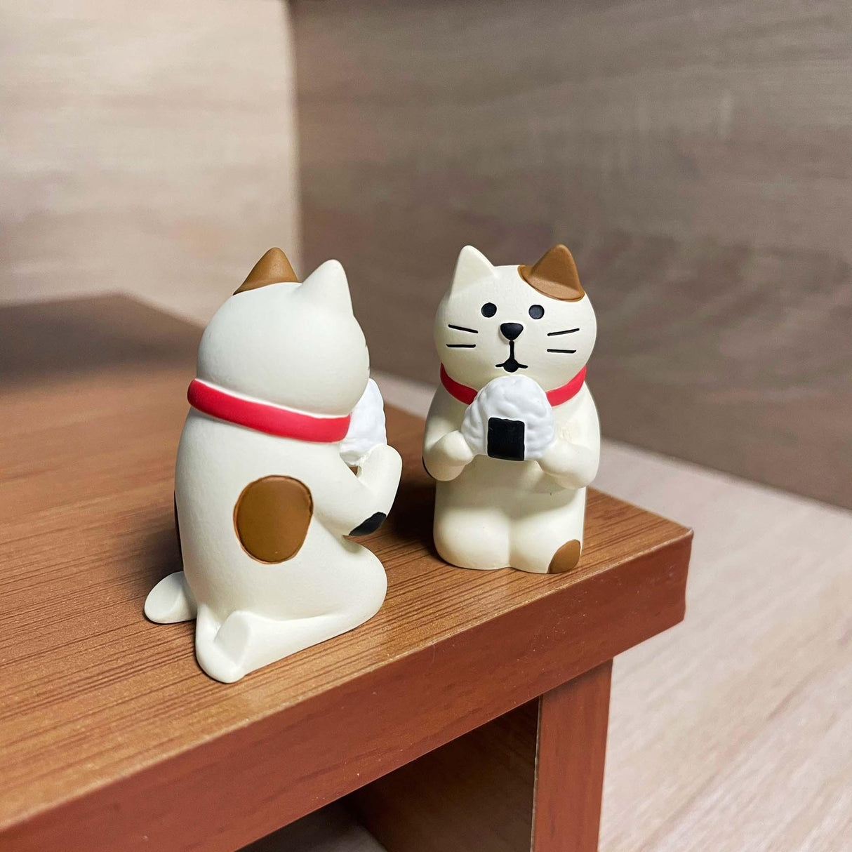 日本 旅行貓公仔系列 手提箱貓咪 吃飯糰貓咪|辦公桌擺飾 公仔 居家擺件 - 富士通販