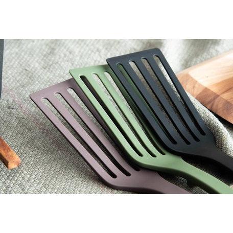 日本製 橄欖綠 耐熱尼龍煎匙 湯勺|鍋鏟 不沾鍋鏟 濾油鍋鏟 - 富士通販