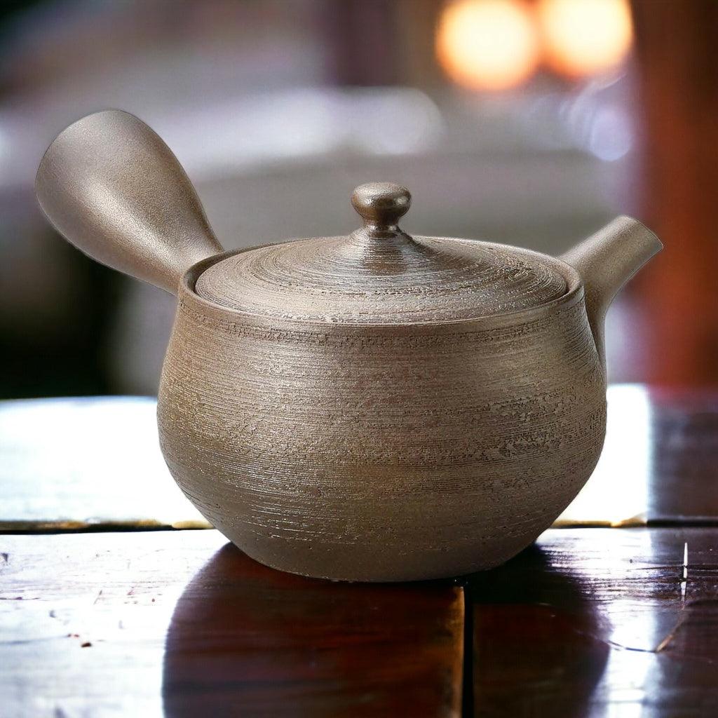 日本製 常華燒 人水黑土窯變松皮 側把壺|陶瓷茶壺 泡茶壺 - 富士通販