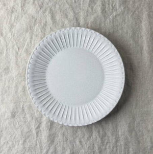 日本製美濃燒粗陶手工刻紋20cm白色餐盤 - 富士通販