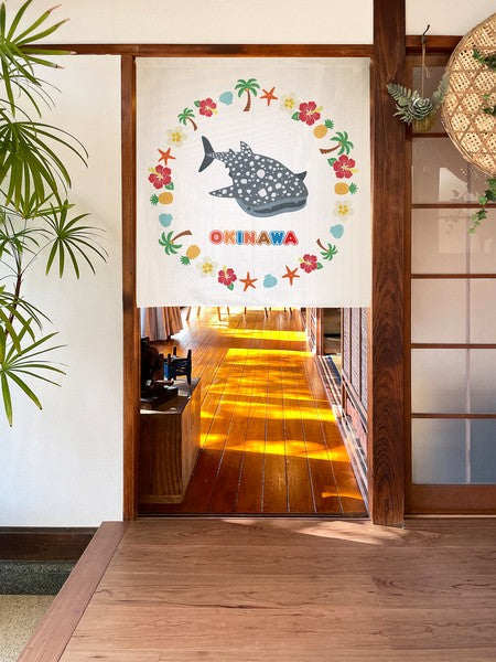 日本製 OKINAWA 沖繩鯨鯊短門簾 85×90cm 日式門簾｜海洋風隔間簾・玄關裝飾