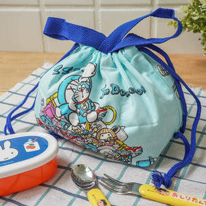 日本製 哆啦A夢 抽繩便當袋｜兒童午餐袋 小叮噹 抽繩提帶 - 富士通販