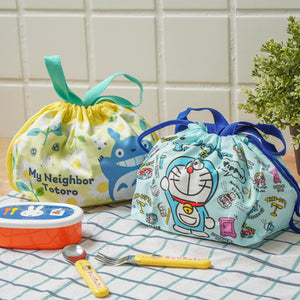 日本製 哆啦A夢 抽繩便當袋｜兒童午餐袋 小叮噹 抽繩提帶 - 富士通販