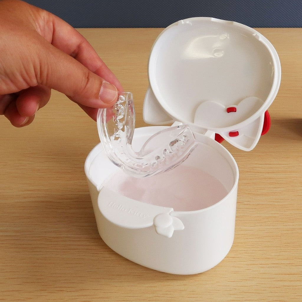 日本製 Hello Kitty 假牙/隱適美/維持器浸泡清潔盒 | 透明牙套 牙套盒 牙齒收納盒