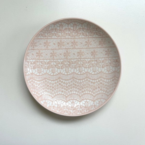 日本製 波佐見燒 15.5cm 蕾絲花紋 陶瓷餐盤｜日常質感點心盤