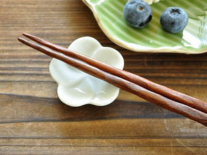 日本製 美濃燒 陶瓷 雞蛋花造型筷架 - 富士通販